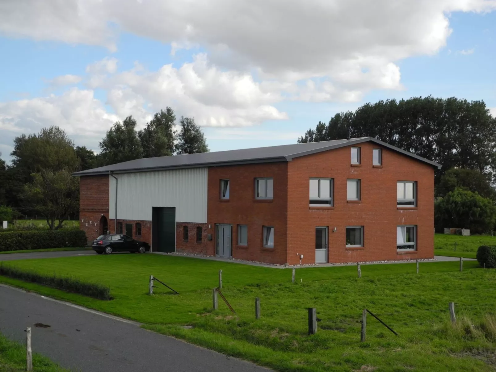 Geräumiges Ferienhaus mit Garten und Weitblick-Buiten