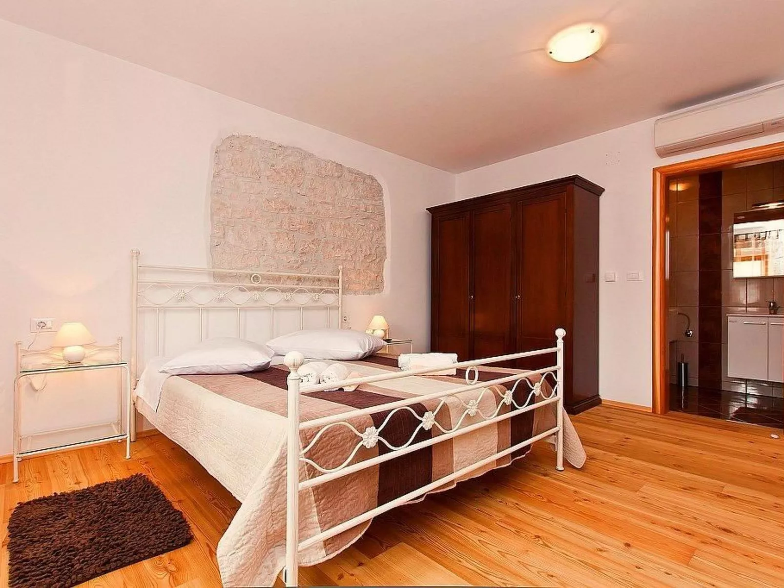 Gemütliches Ferienhaus in Peresiji mit Grill und Terrasse-Binnen