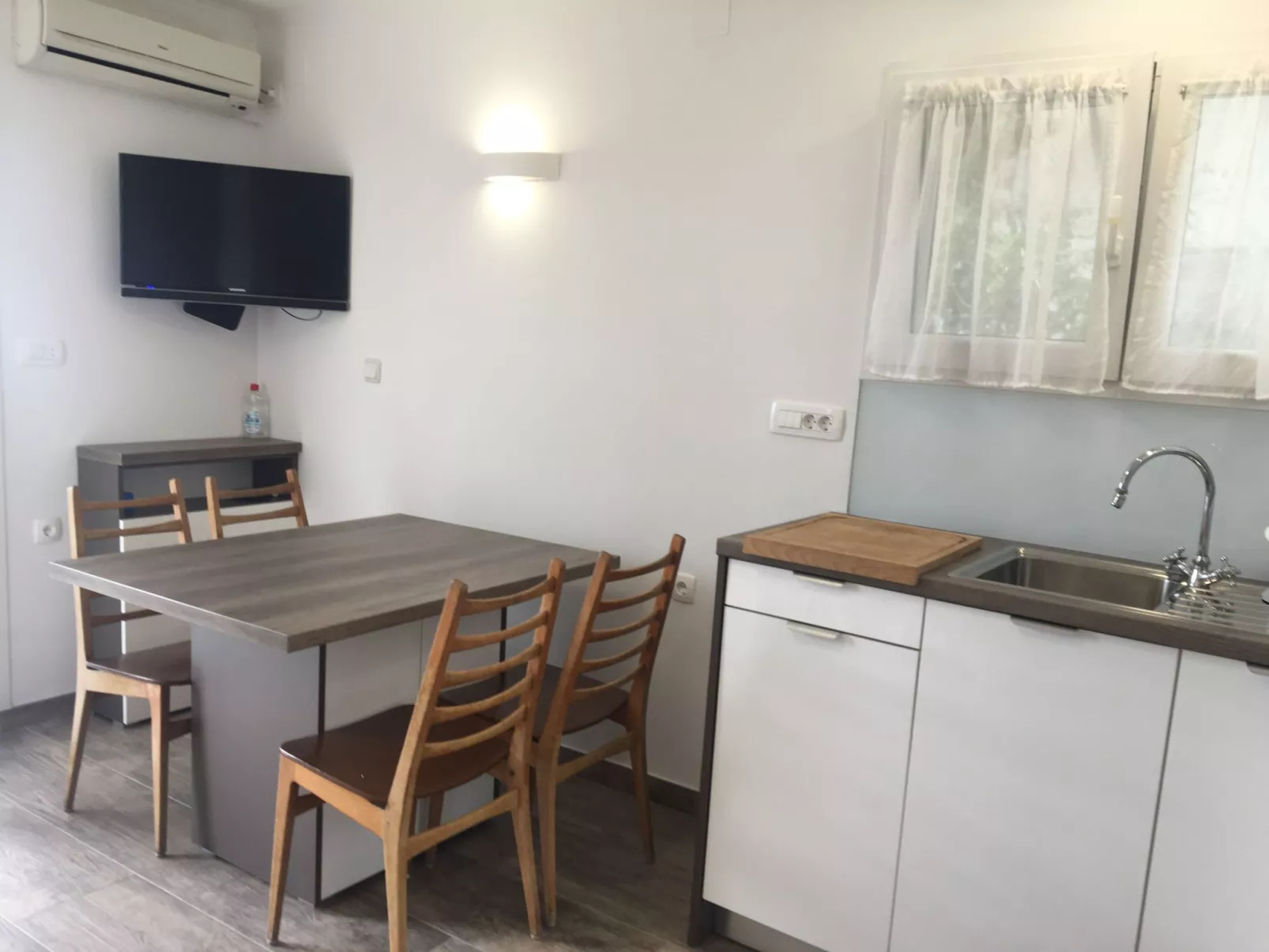 In Okrug Donji mit privatem Parkplatz-Binnen