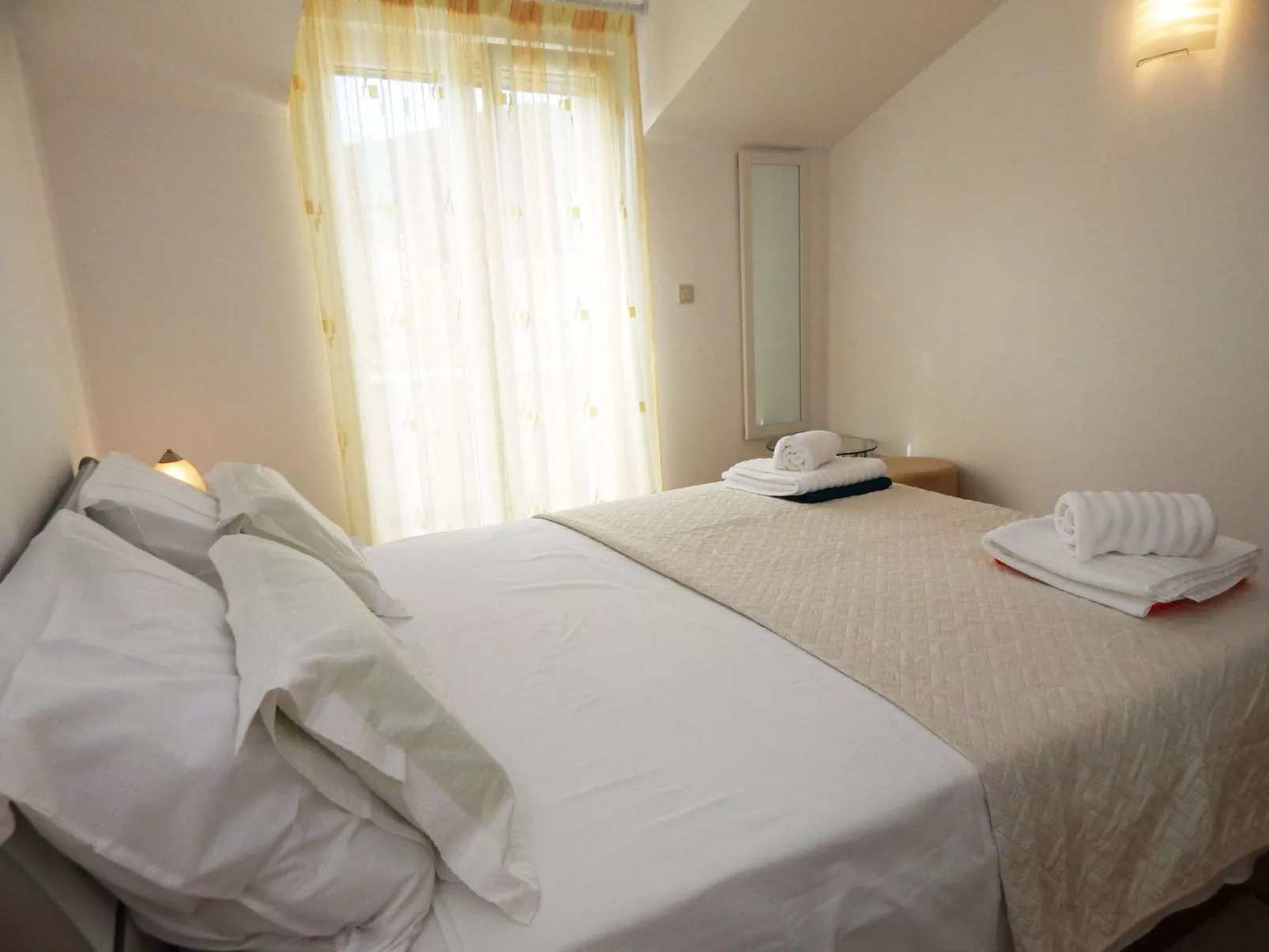 Mit zwei Balkonen-Binnen