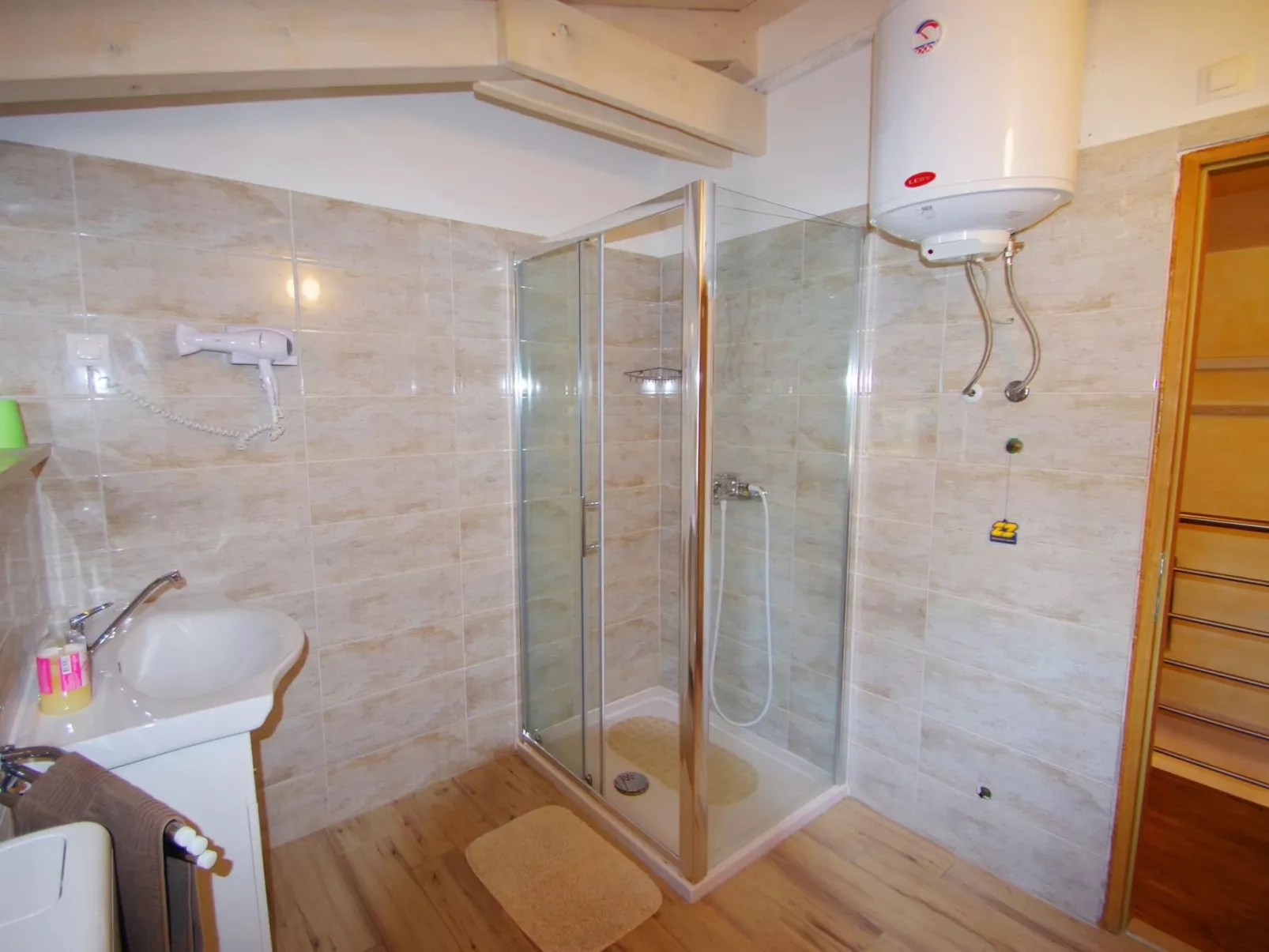 In Kavran mit Terrasse und Grill-Binnen