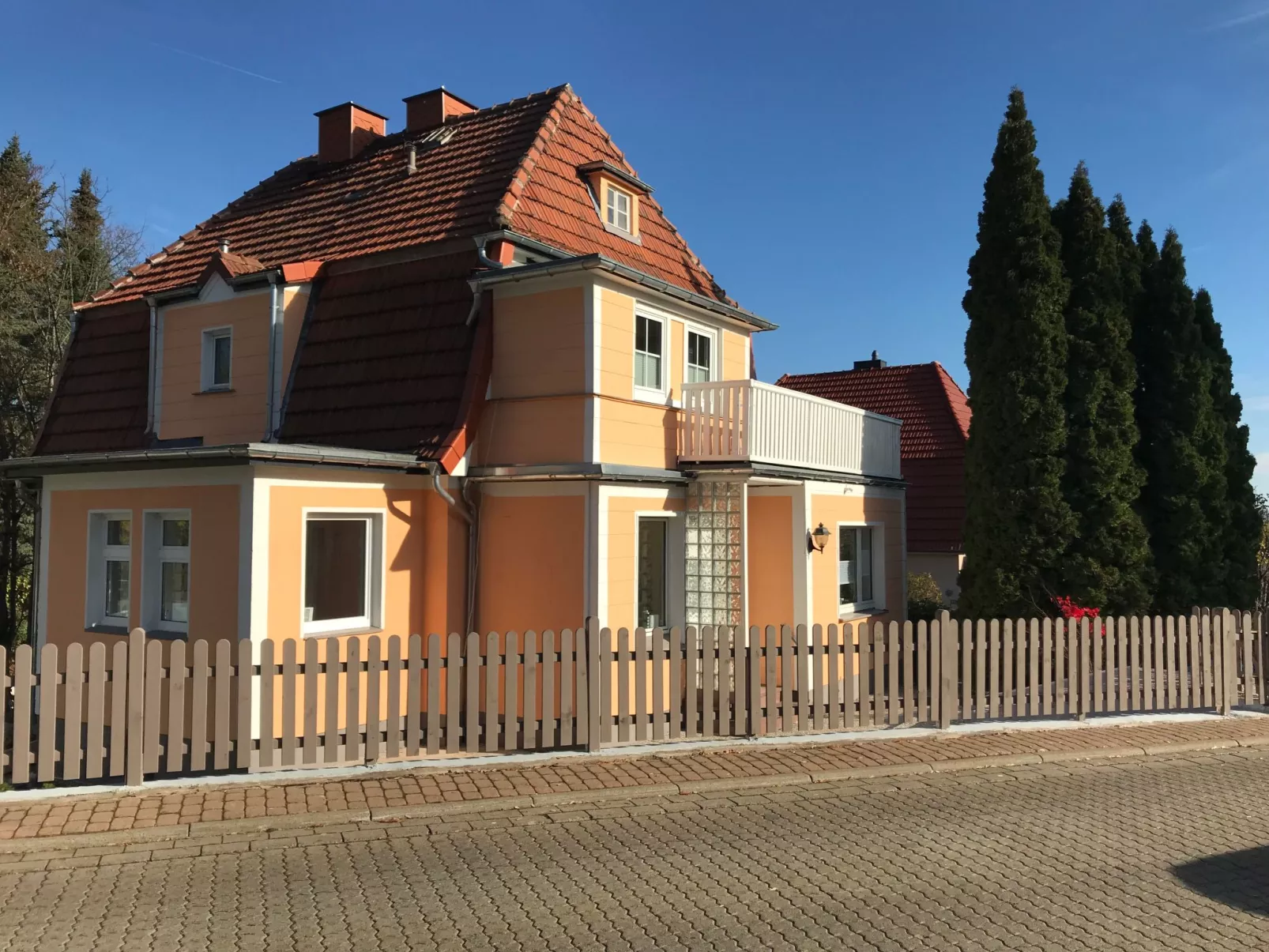 Modernes, gemütliches Ferienhaus mit Terrasse und Garten - Buiten