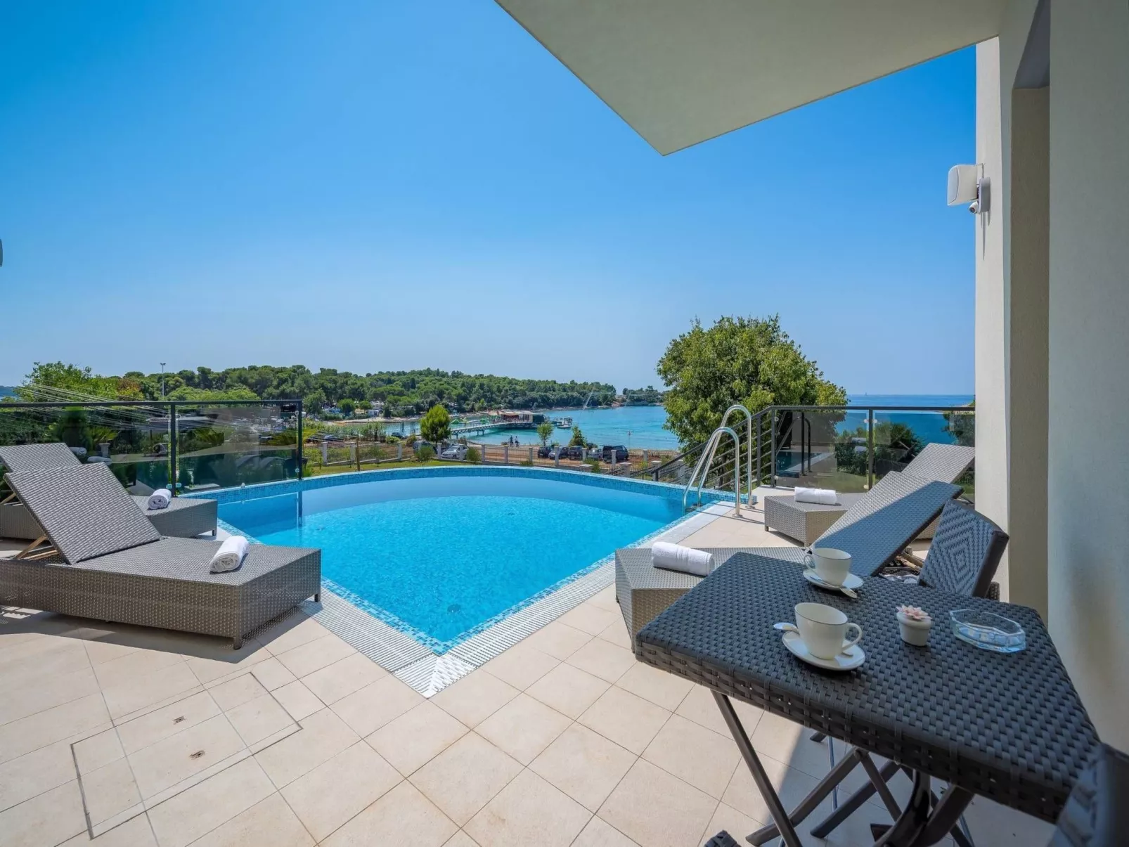 Cedar in Stoja mit großzügigem Garten-Binnen