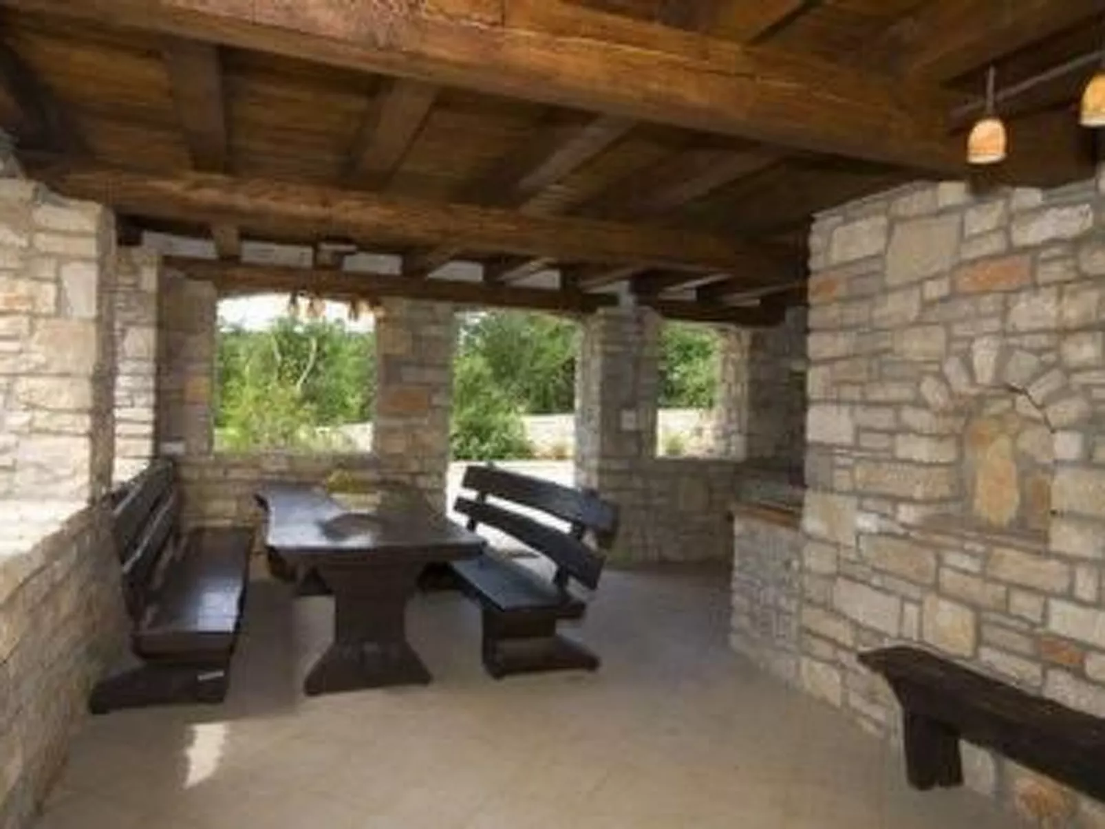 In Paradiž mit Barbecue-Buiten