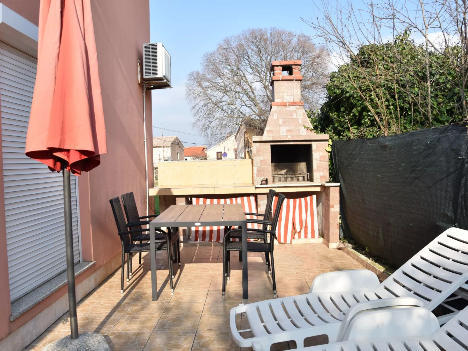Ruhiges Ferienhaus mit Balkon und Garten-Buiten