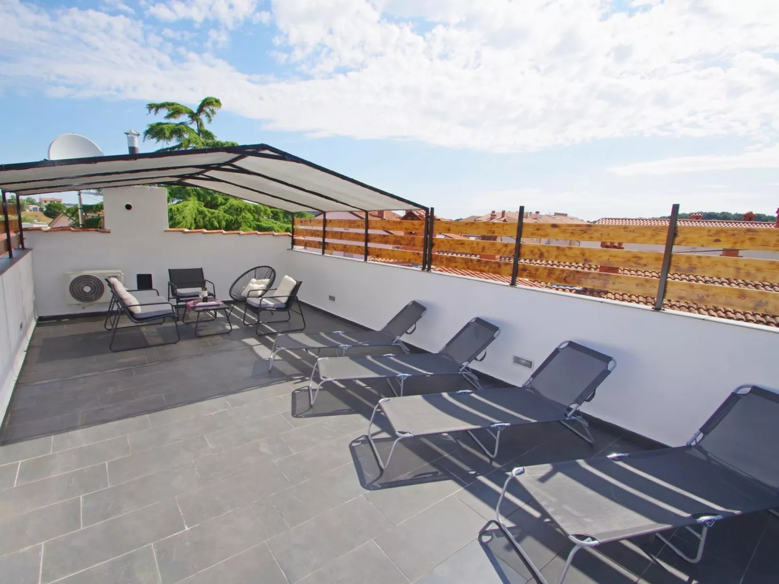 In Pula mit großem Dachbalkon.-Buiten