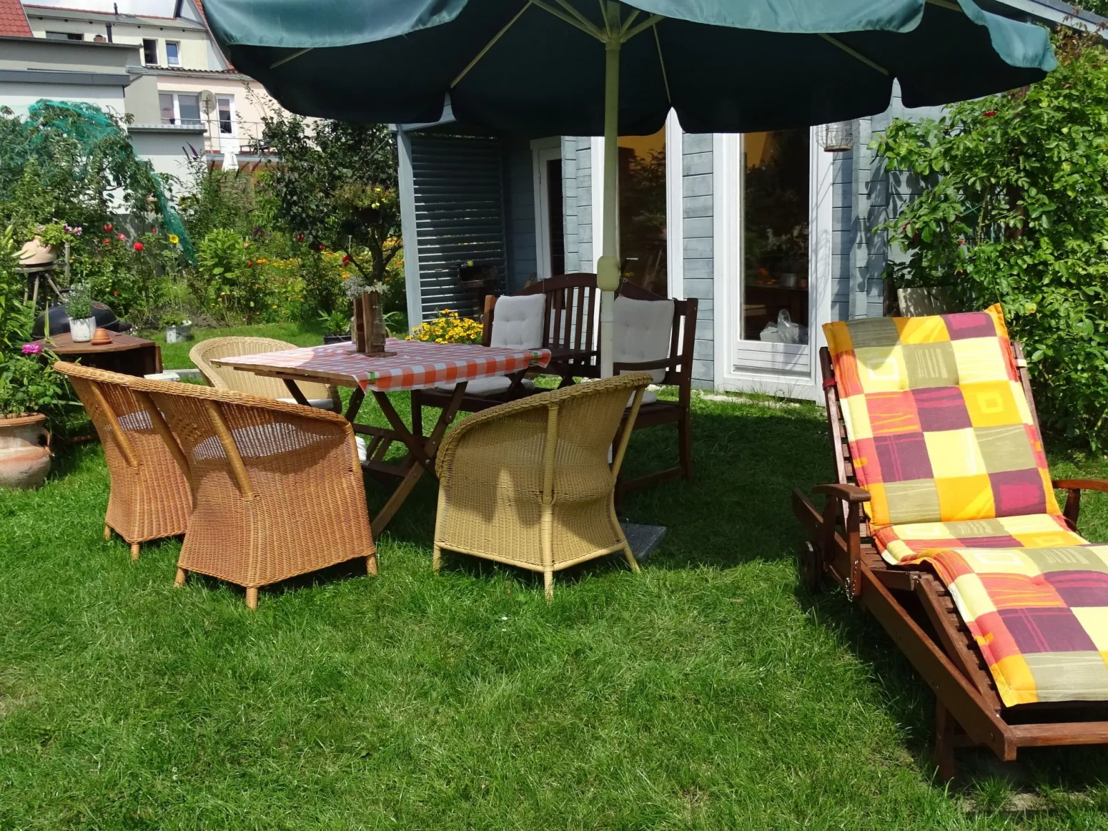 Gemütliches Dachgeschoss-Apartement mit Seeblick und großem Garten am Wasser-Buiten