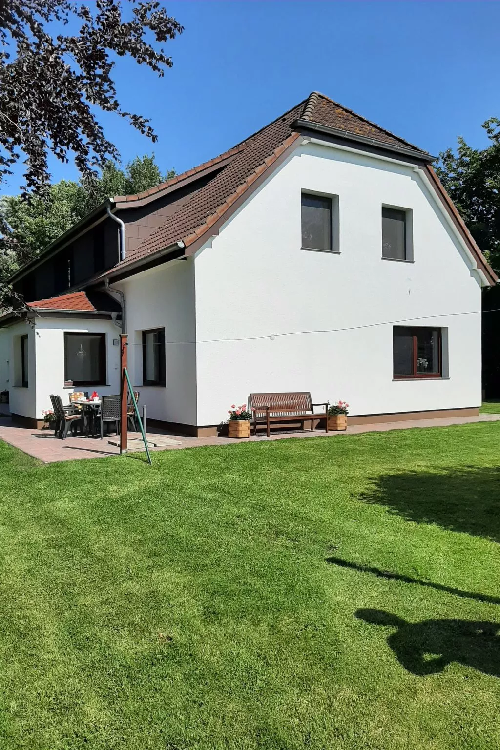 Komfortable Ferienwohnung mit großem Garten-Buiten