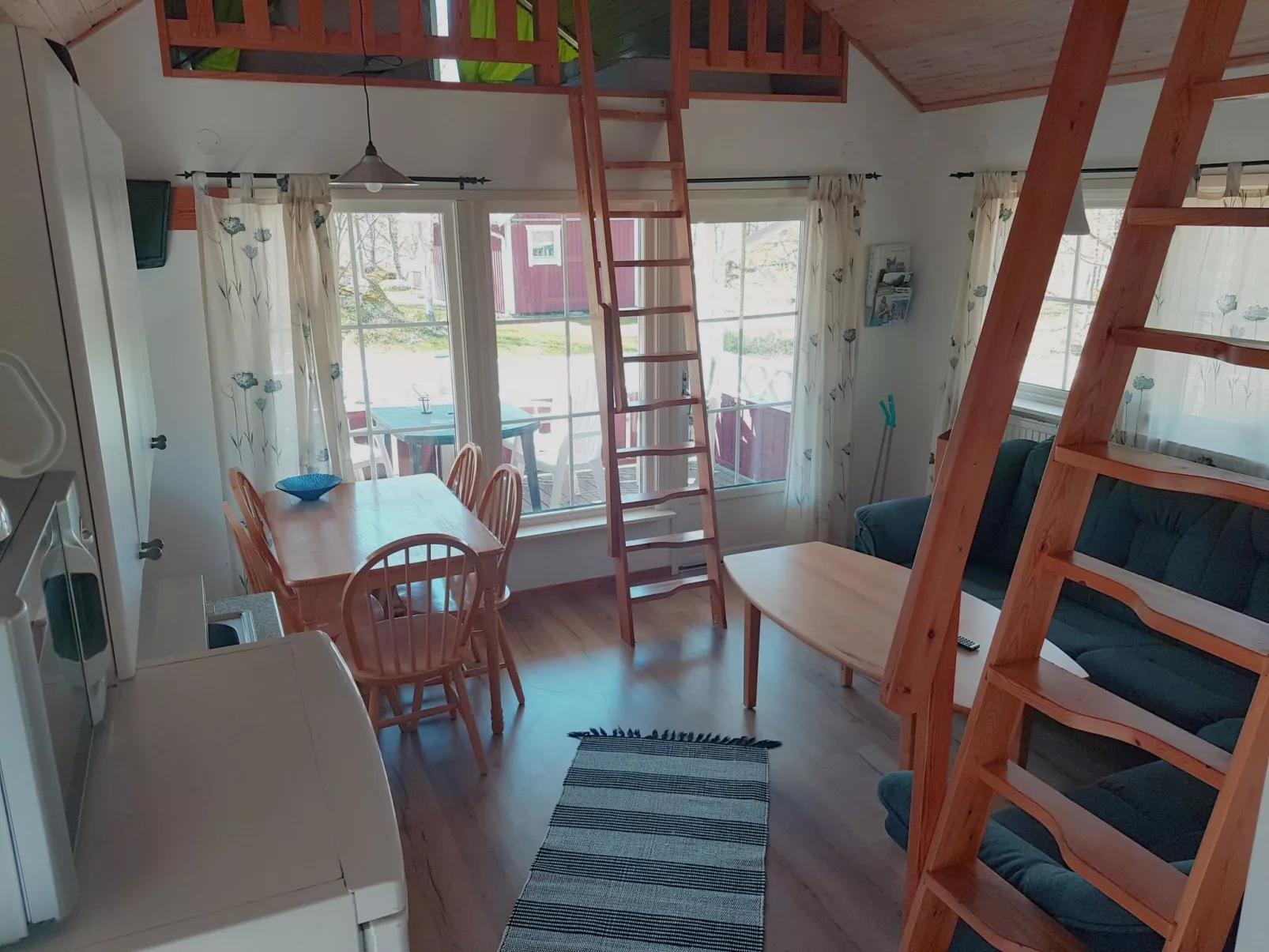 Holzhaus mit überdachter Terrasse-Binnen