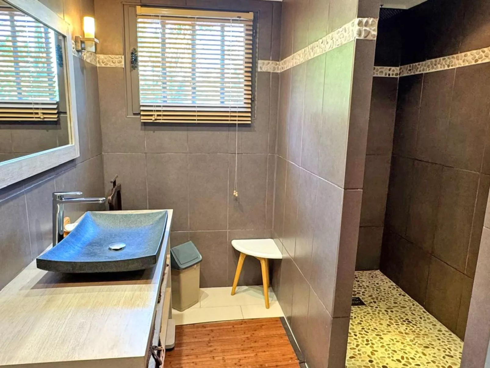 Schöne Villa mit innovativer Architektur in einem grünen Nest im Herzen des Mas-Binnen