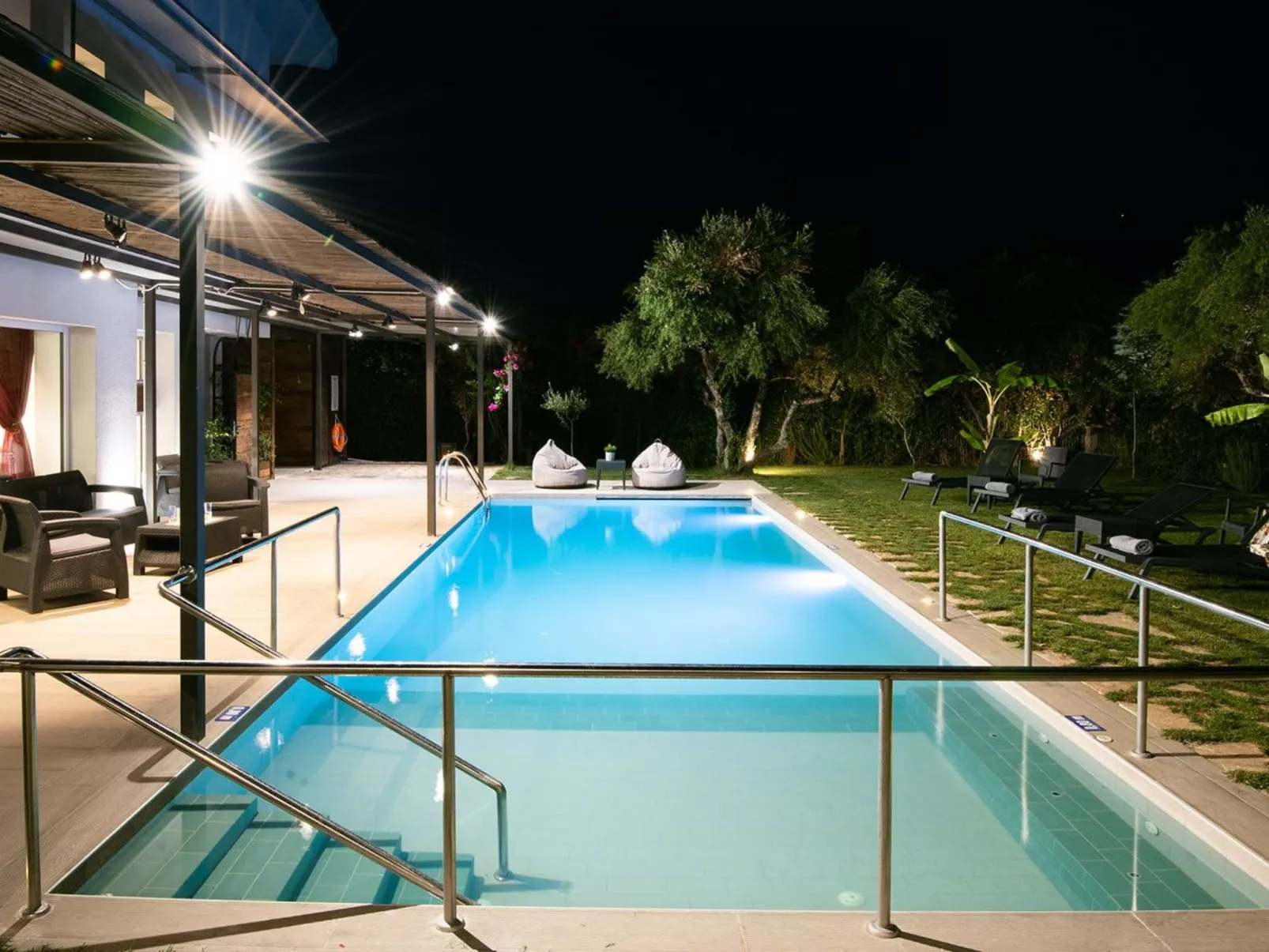 Geräumige Familienvilla, privater Pool und Garten-Buiten