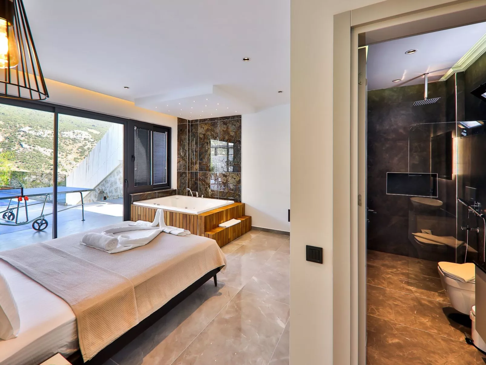 Mediterranean 2-Binnen