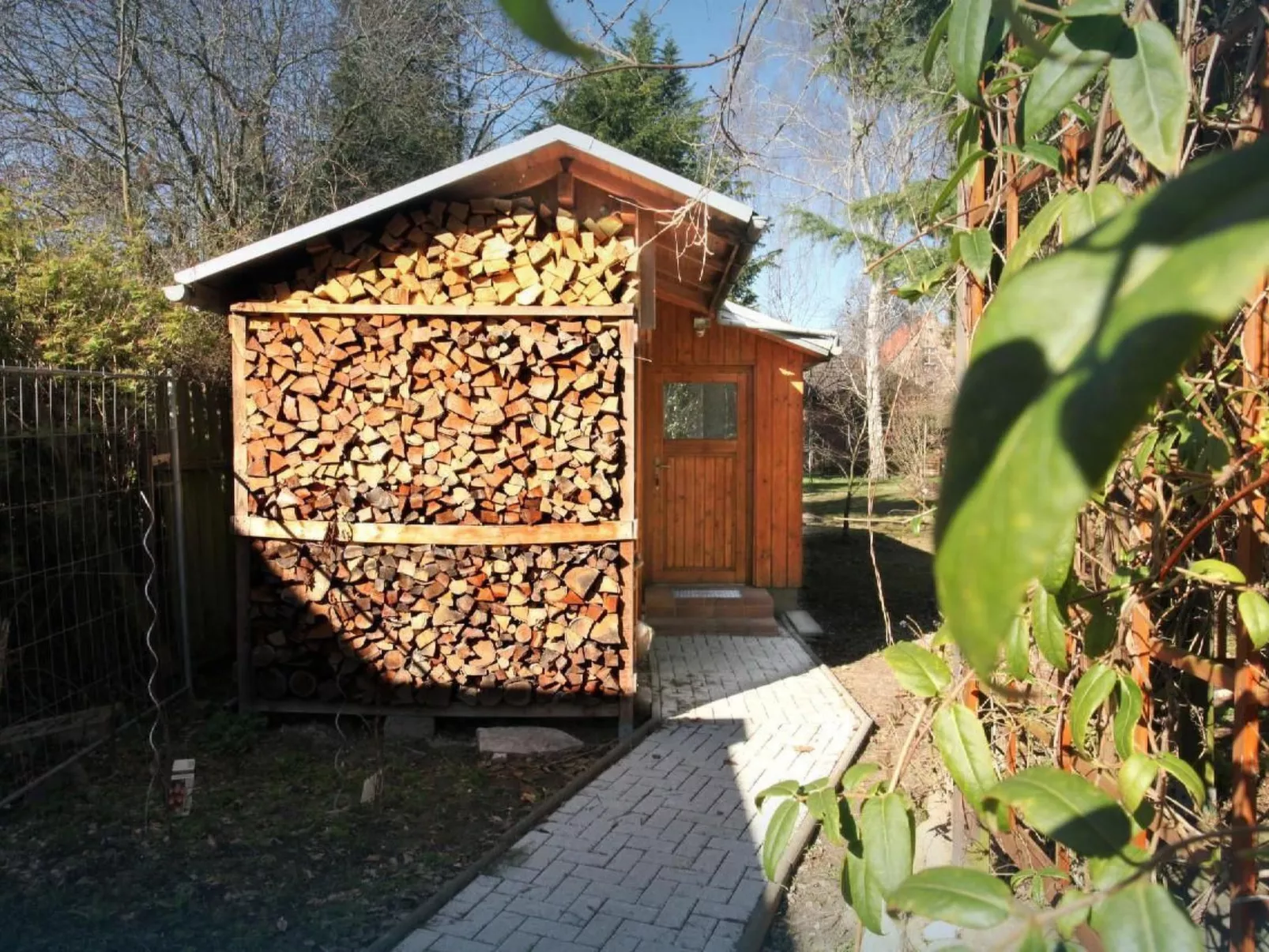 In Biesdorf mit Terrasse und Grill-Binnen