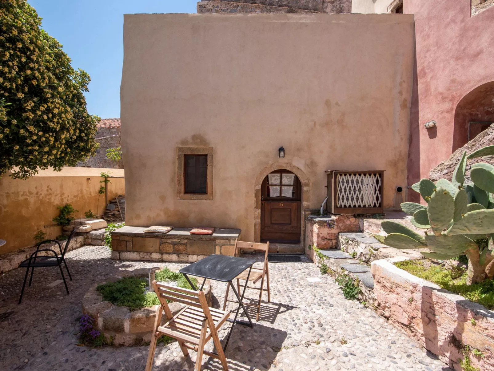 "Goulas" mit Blick auf das Wasser-Buiten