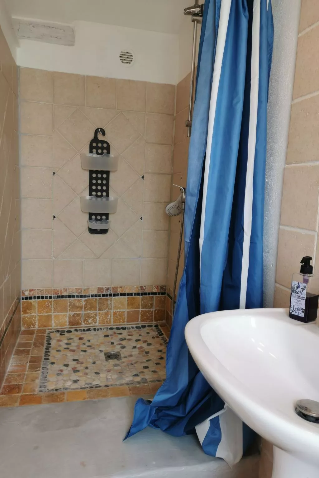 Auf dem Land mit Pool-Binnen