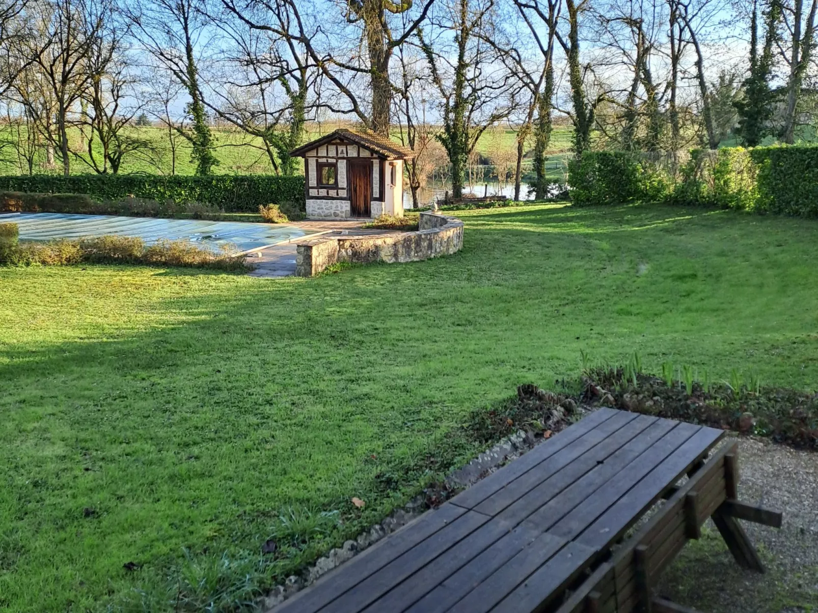 Der Pavillon - im Park des Schlosses Lescaut-Buiten