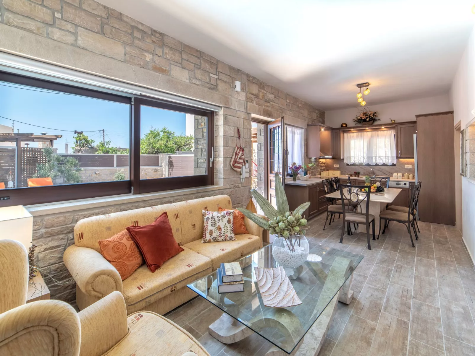 Luxuriöser Villenkomplex mit 14-16 Schlafzimmern in Strandnähe-Binnen