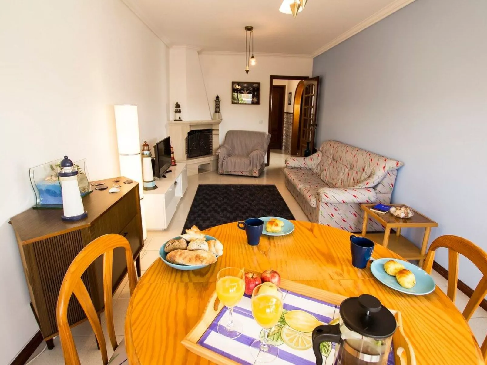 Haus der Scheinwerfer mit freier Garage-Binnen