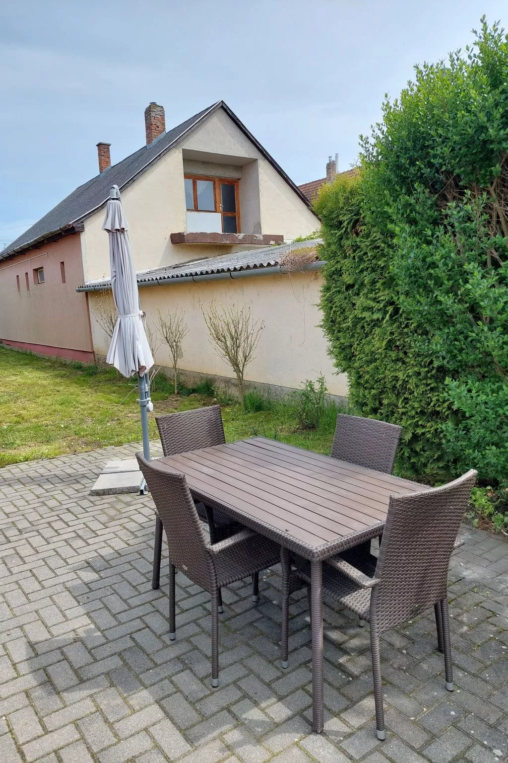 Schönes Ferienhaus mit Pool in ruhiger Lage-Buiten