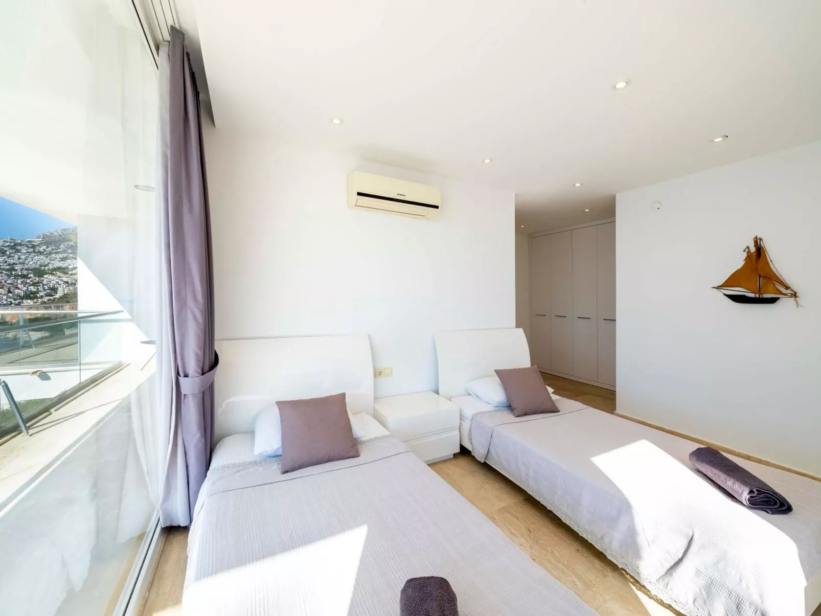 Große Villa direkt am Meer mit Infinitypool-Binnen