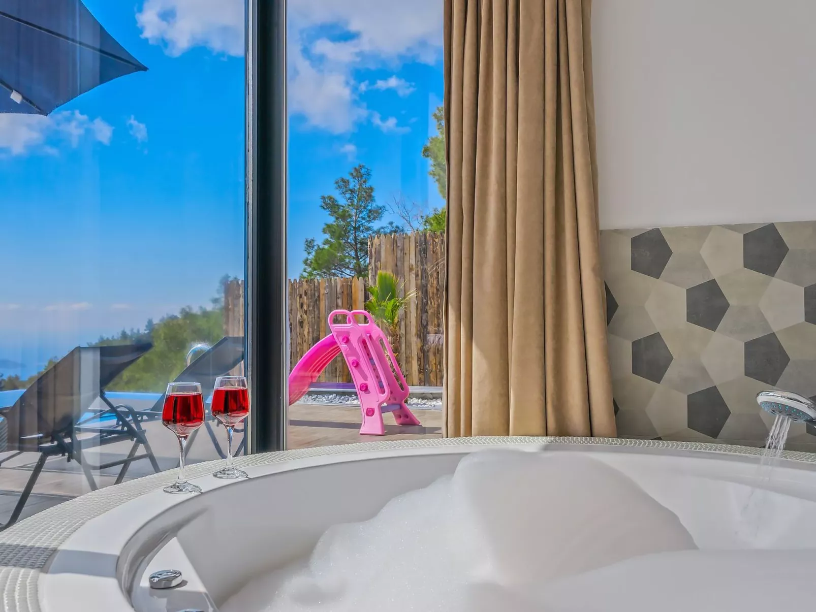 Schöne Villa mit Pool, Blick auf Meer und Tal-Binnen