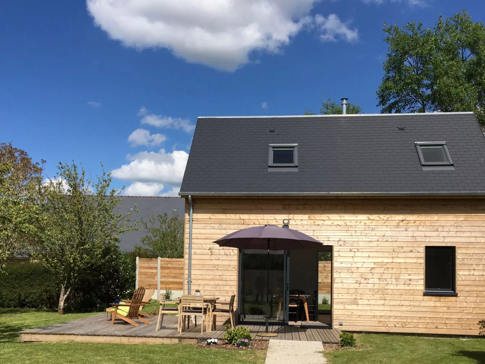 Charmantes Holzhaus in einer grünen Umgebung-Buiten