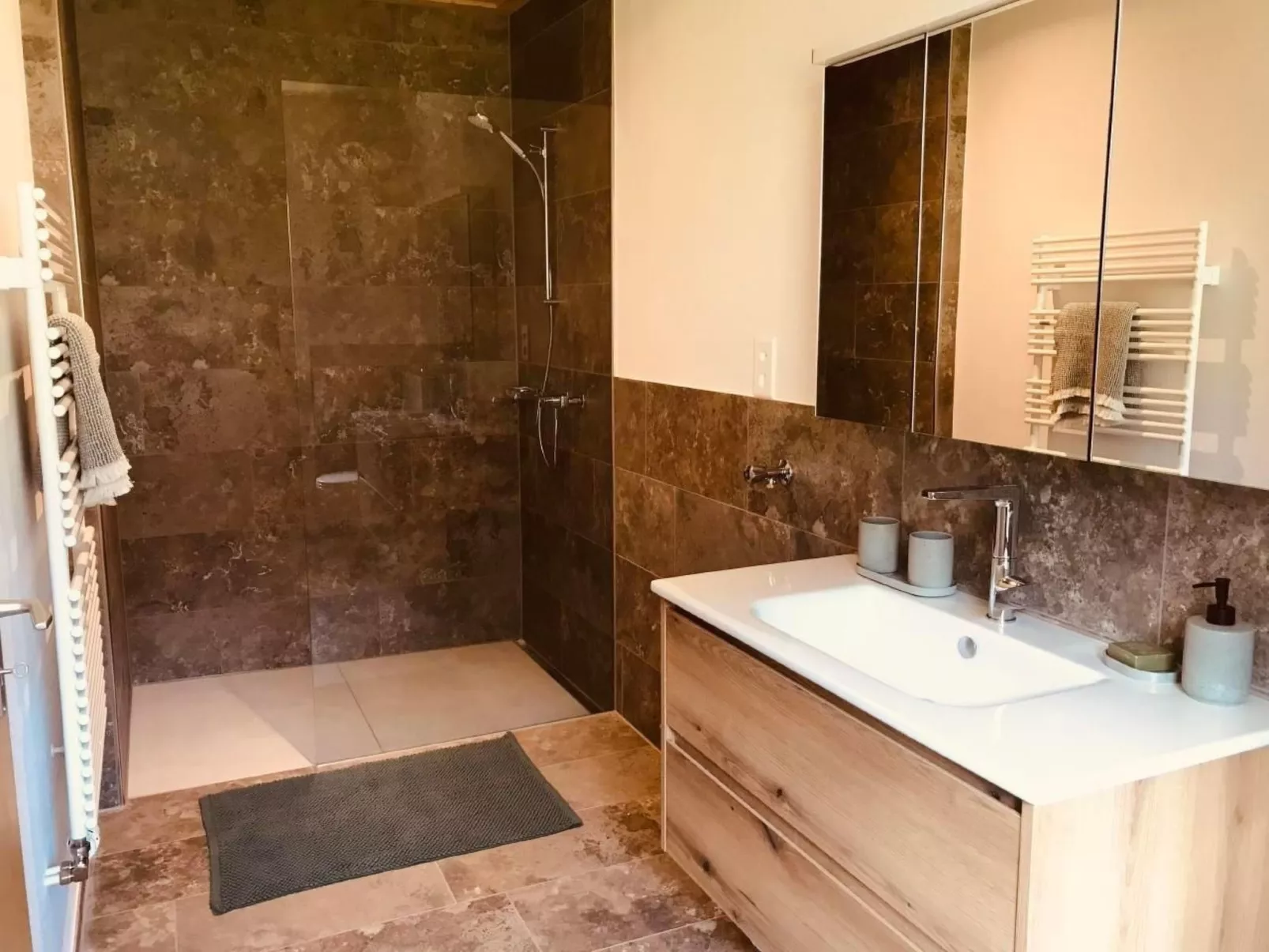 Neue 2.5- Zimmer Ferienwohnung im dreigenerationen Bauernhaus-Binnen