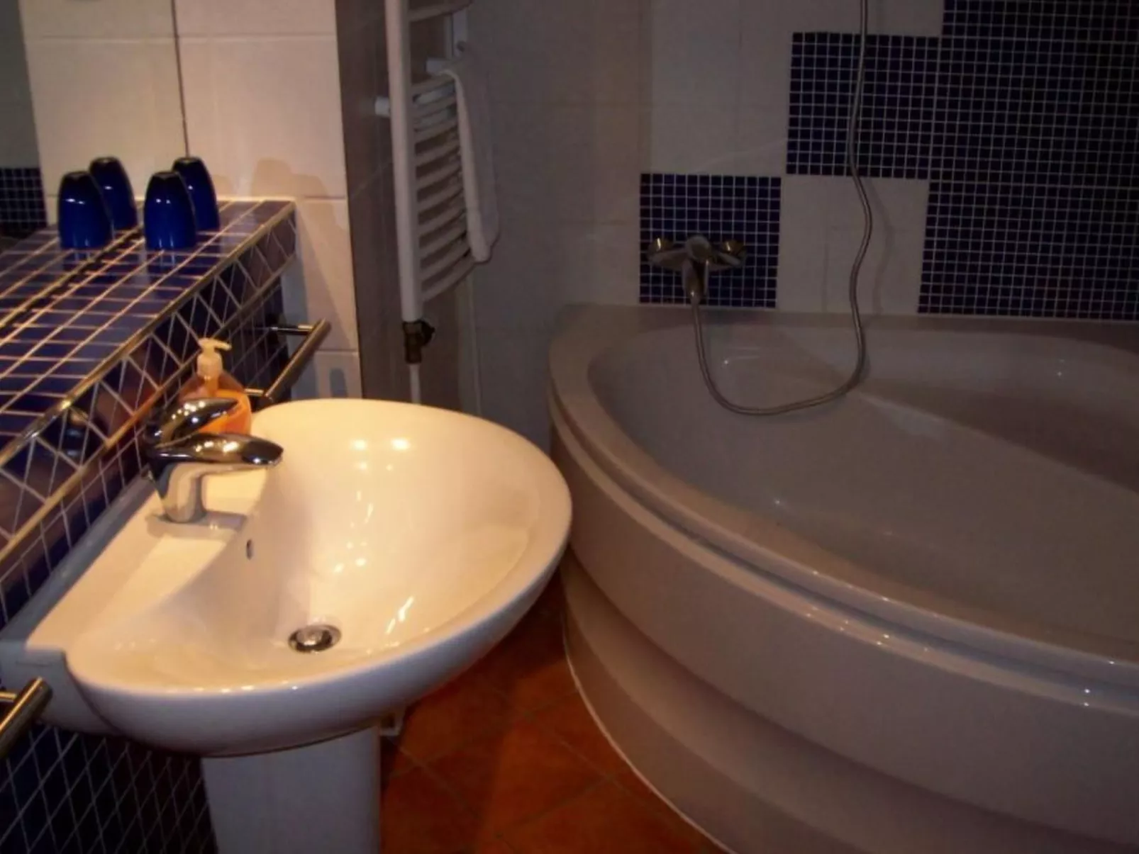 Stylische Ferienwohnung mit Südbalkon in Messenähe-Binnen