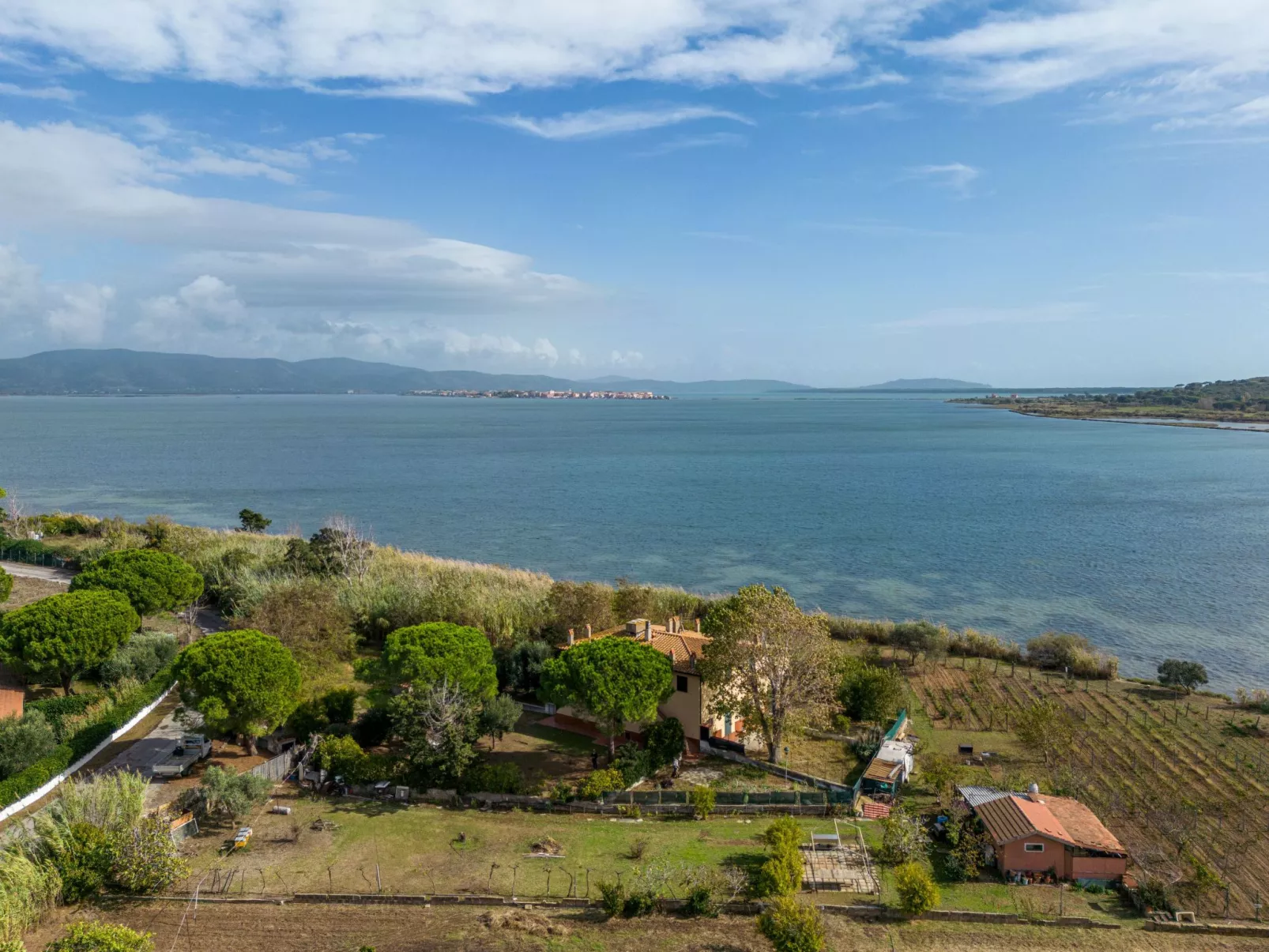 Rustikales Bauernhaus nur einen Steinwurf vom Meer entfernt-Buiten