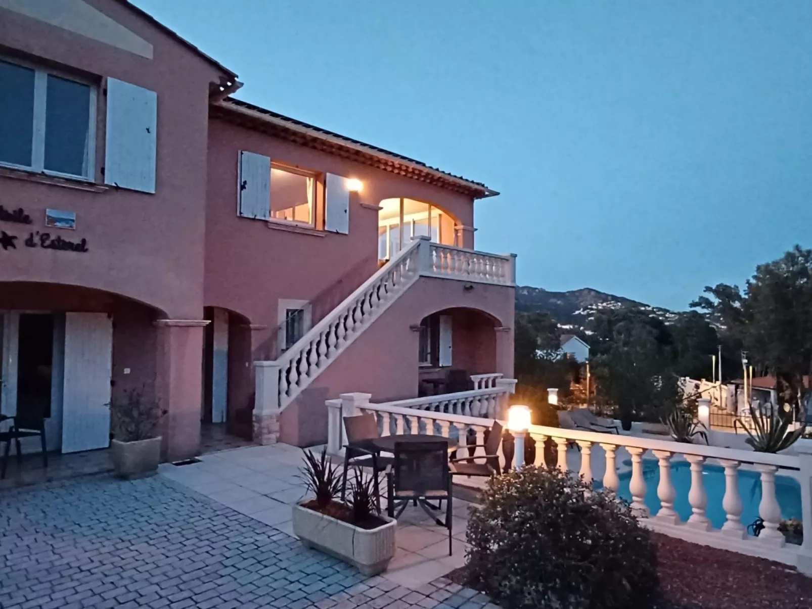 Schöne Ferienwohnung mit Meerblick und Pool-Buiten