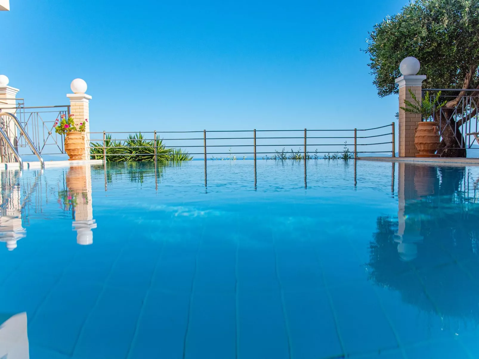 Villa Sotiris mit Pool und herrlichem Meerblick-Buiten