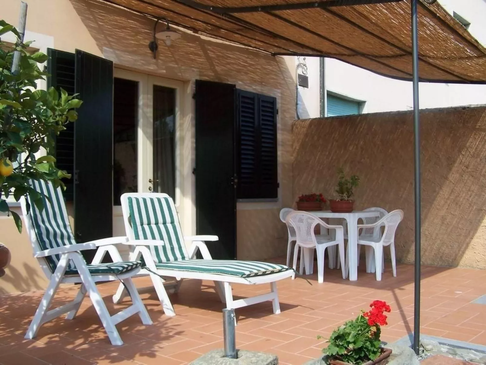 Unterkunft in einer Villa, Schwimmbad und großer Garten-Buiten