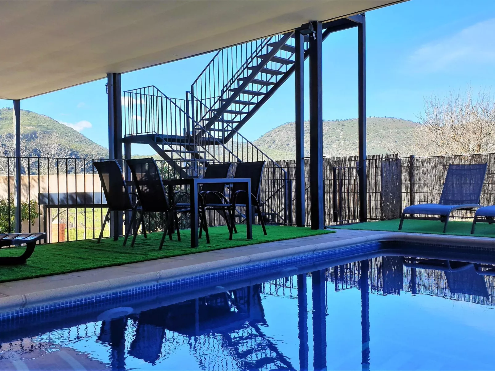 Mit privatem Pool-Buiten