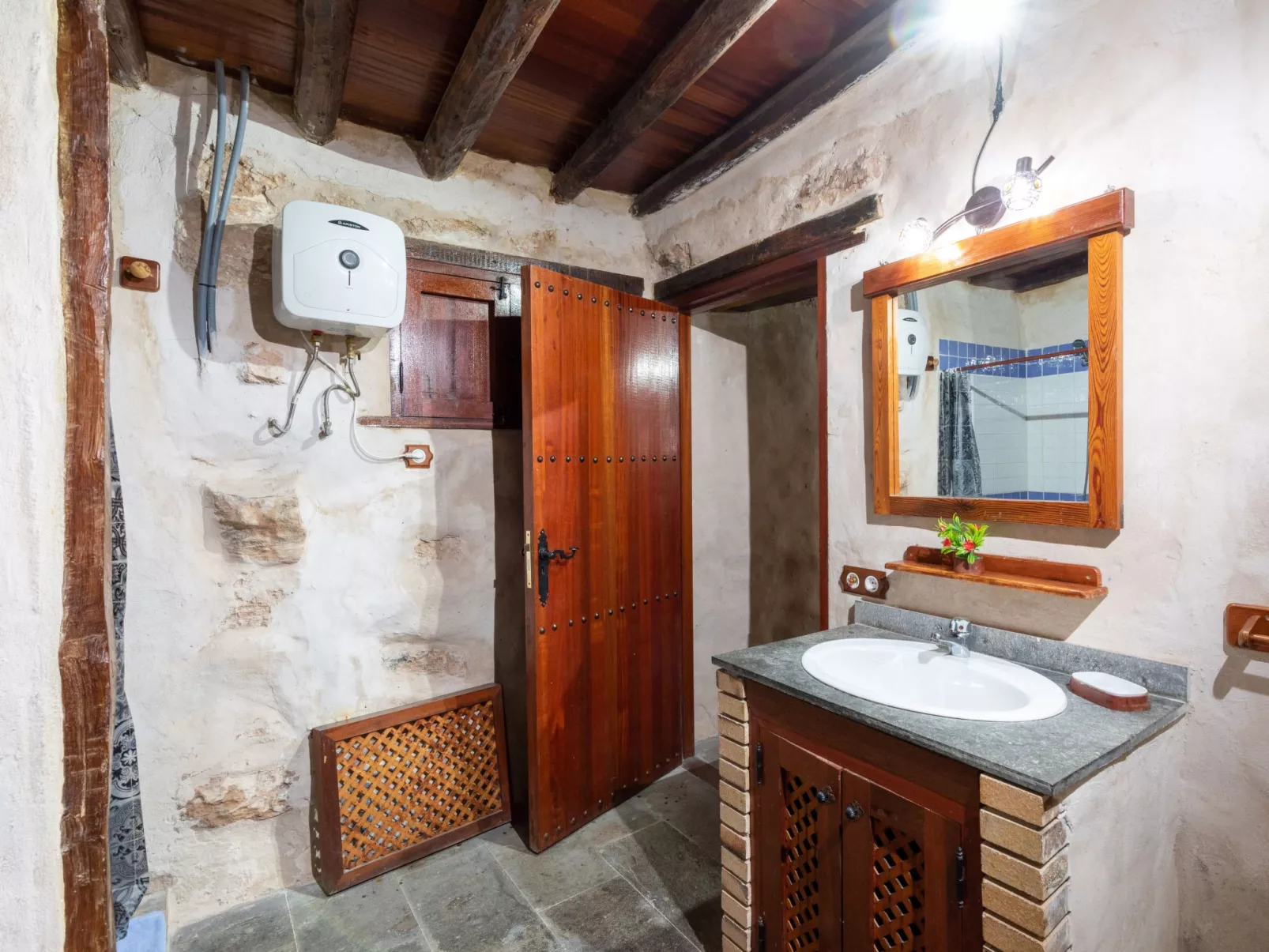 "Tamasite ajuy" mit Schwimmbad-Binnen