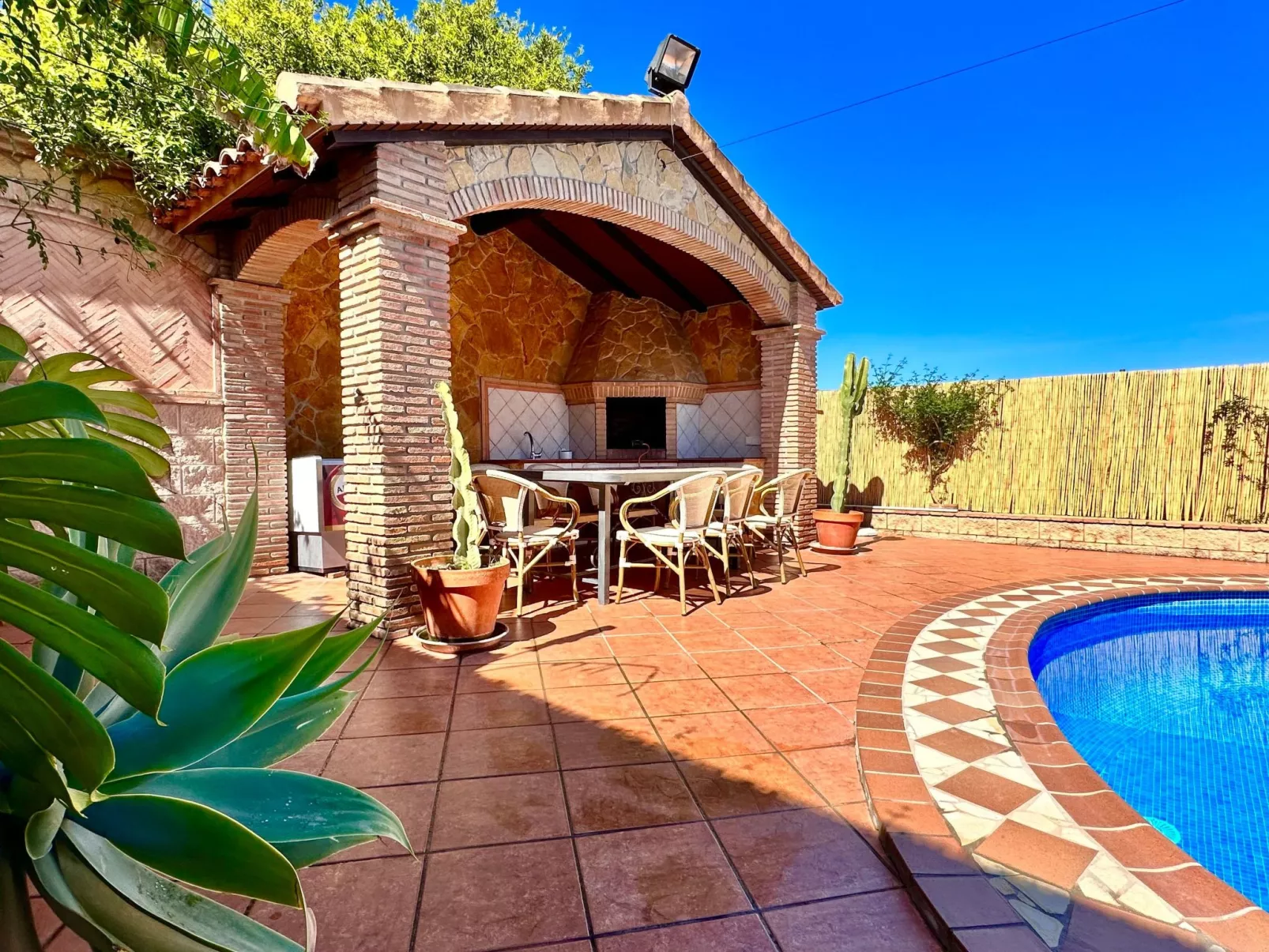 Charmantes Ferienhaus mit Grill und Schwimmingpool-Buiten