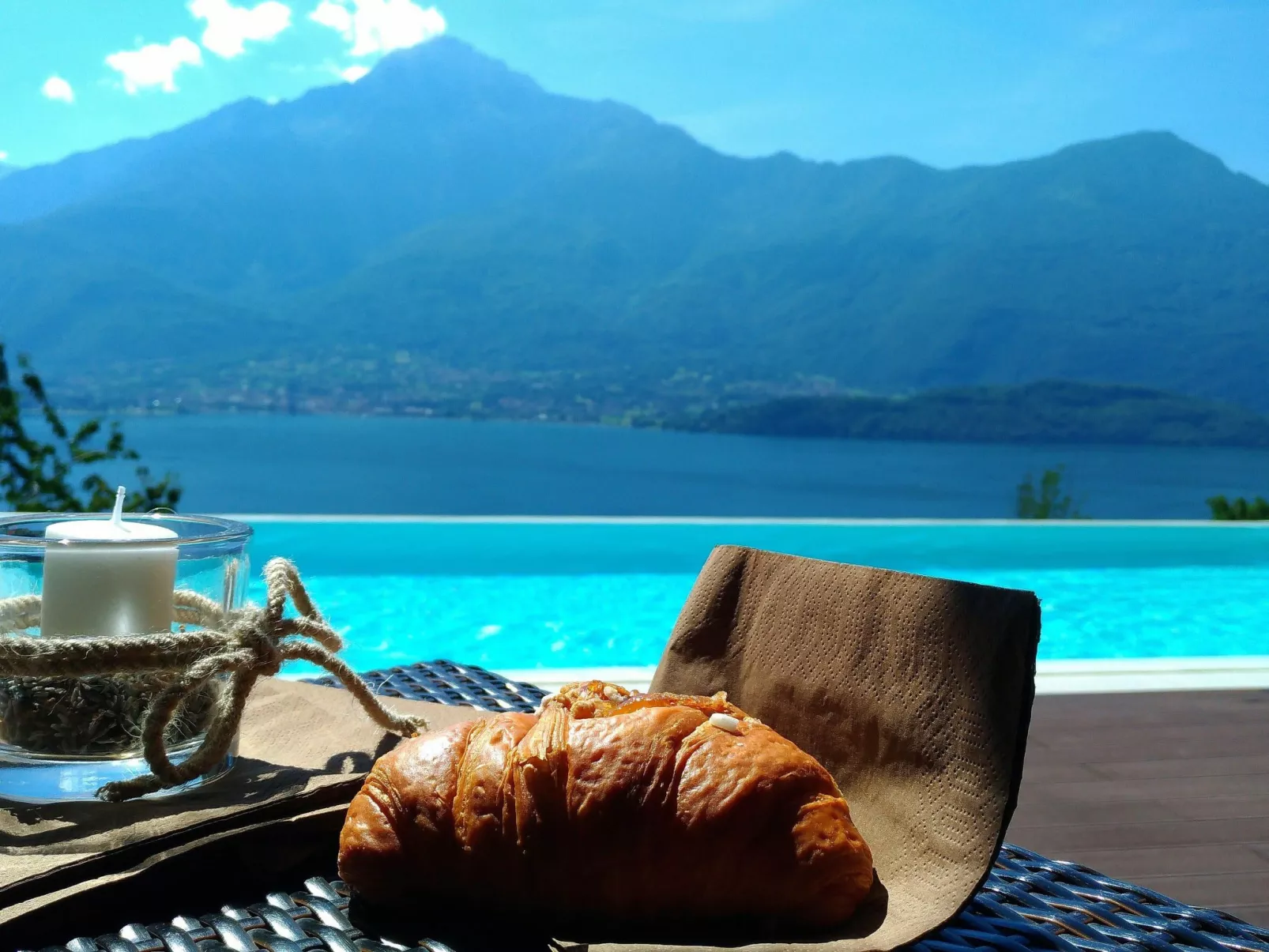 Wohnung mit Schwimmbad und fantastischem Seeblick-Buiten