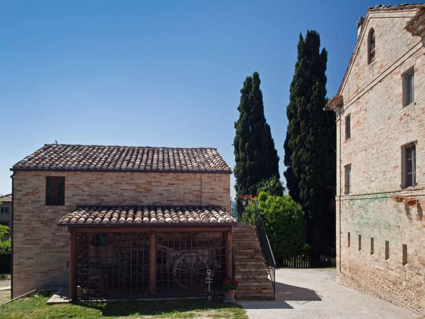 Rote Wohnung Bauernhaus-Buiten