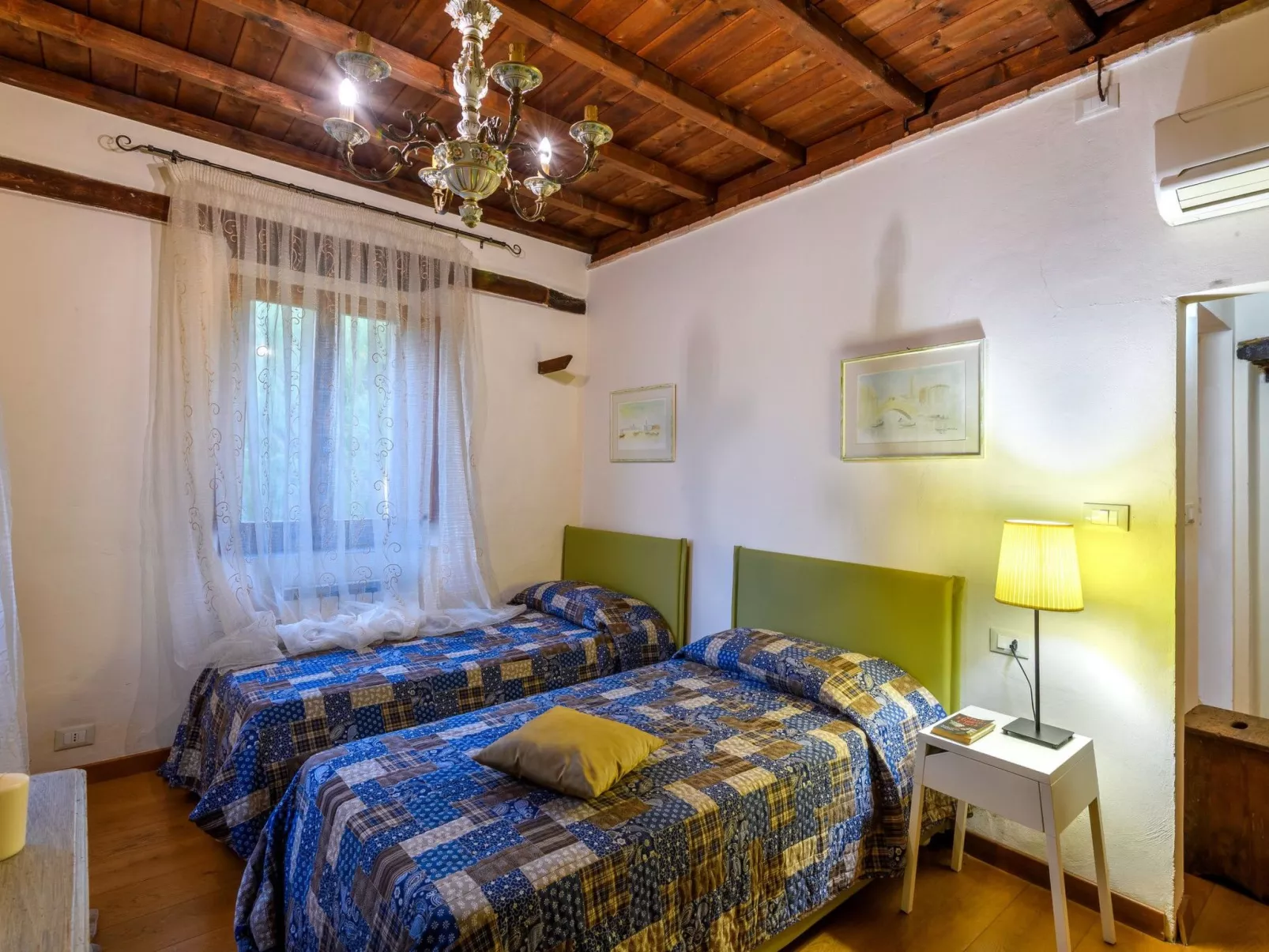 Licht unter den Buchen, Marche Urlaub, privater Pool-Binnen