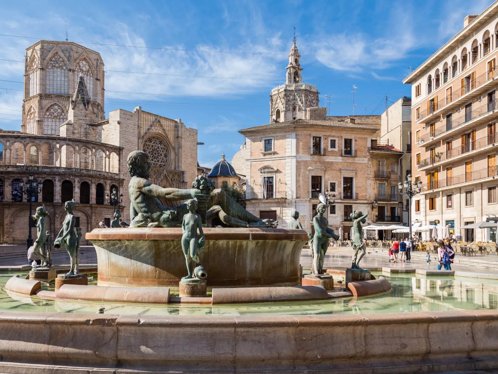 Luxuriöse Wohnung mit 1 Schlafzimmer, Balkon und Pool-Omgeving