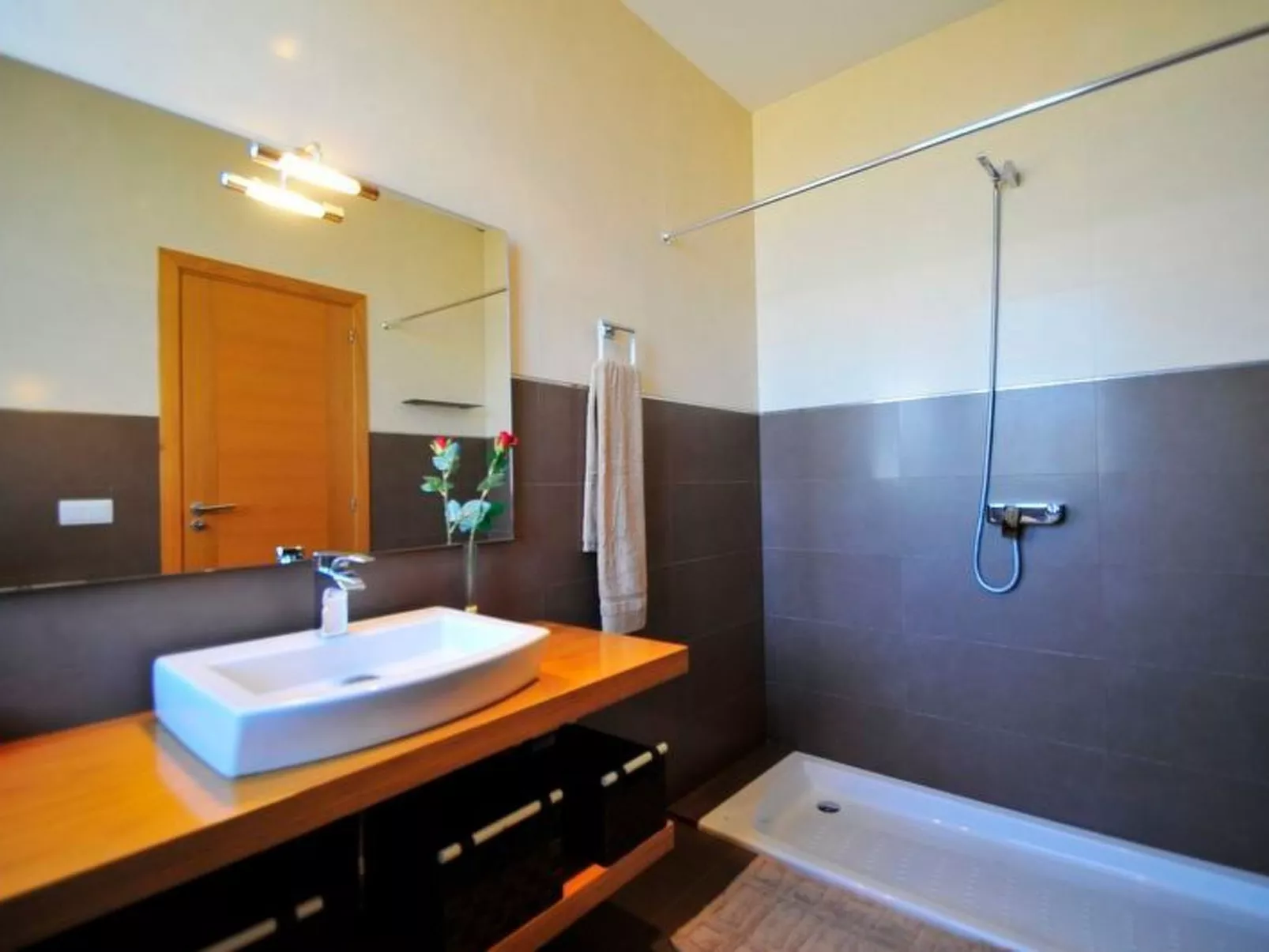 Schönes modernes Ferienhaus C84MLL-Image-tags.info