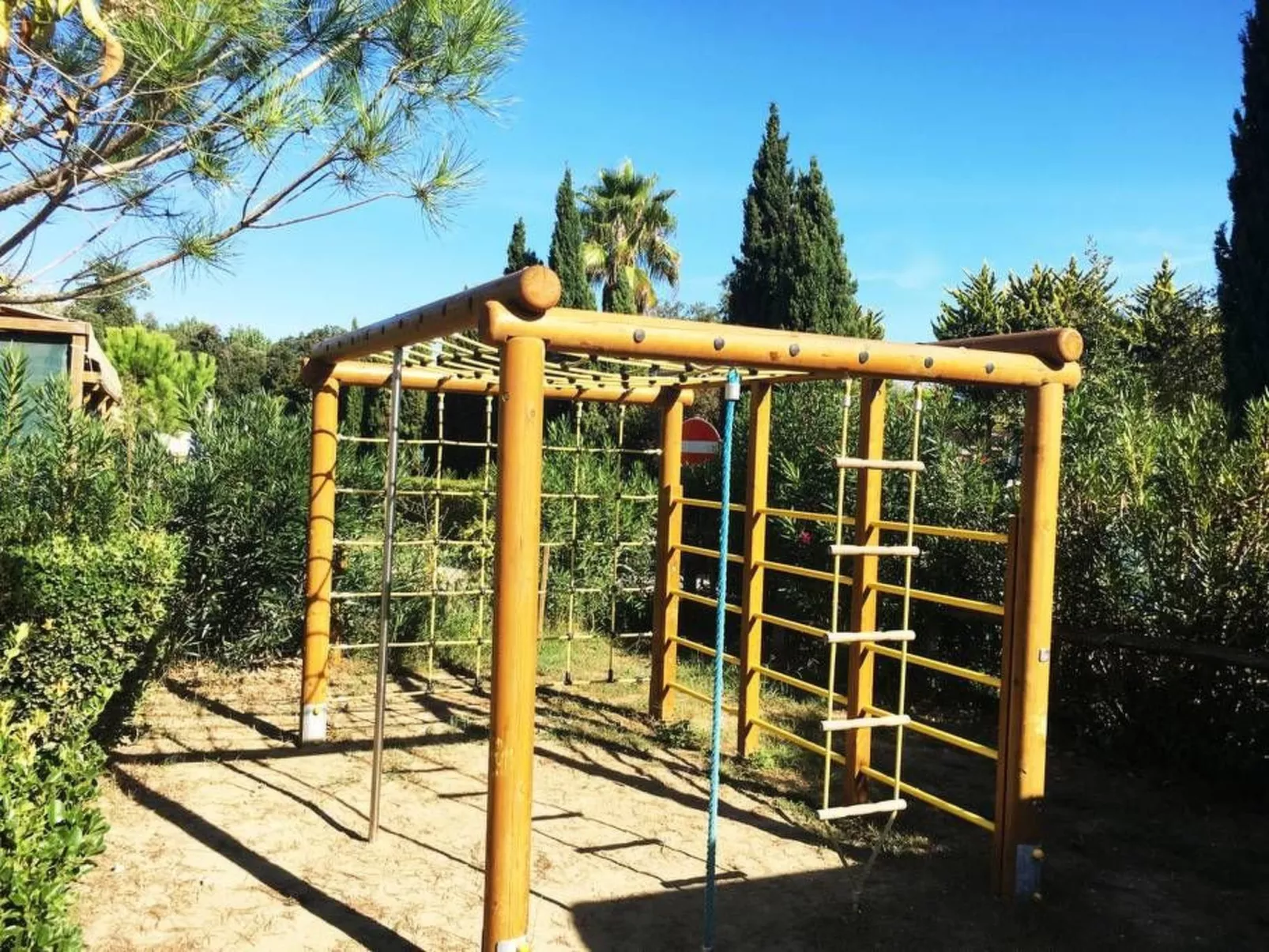 Mobilheim auf einem Campingplatz in der Nähe des Meeres und von Pisa - Buiten