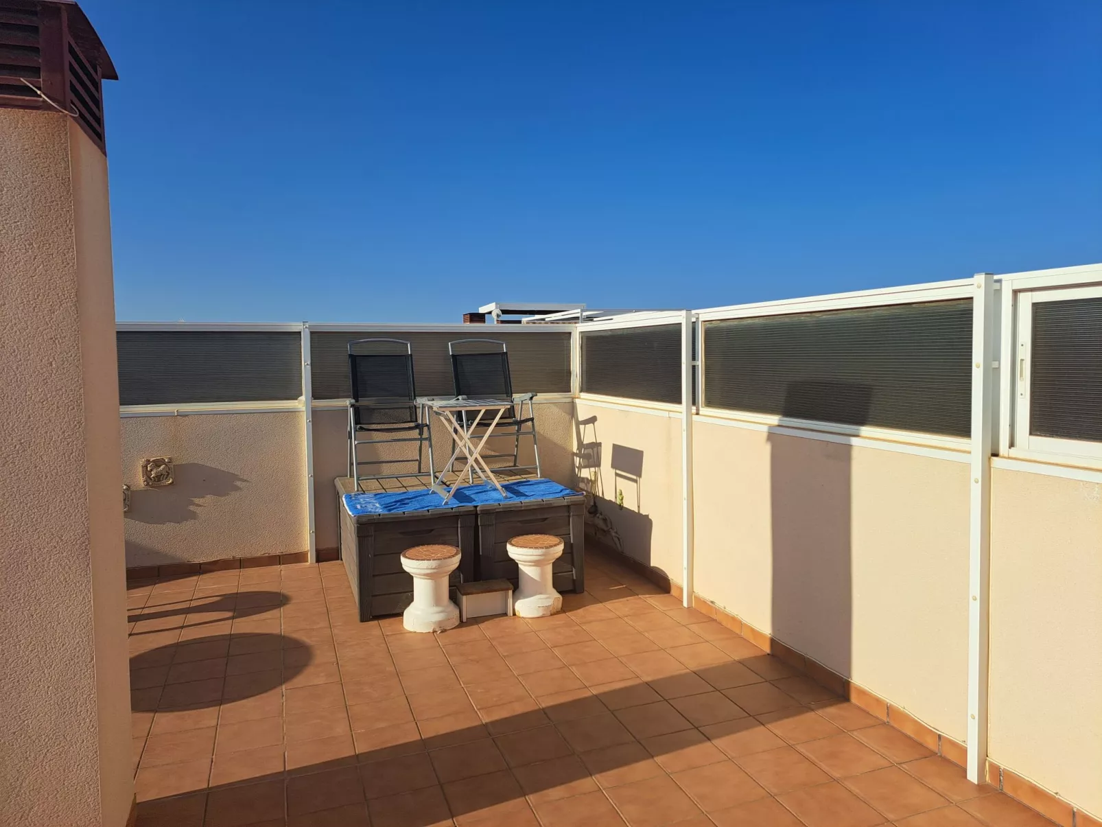 Schönes Appartement mit Grill, Pool und Terrasse-Buiten