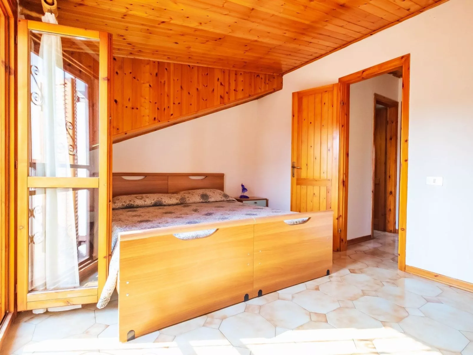 Vier-Zimmer-Villa, vertikal, 2 Bäder-Binnen