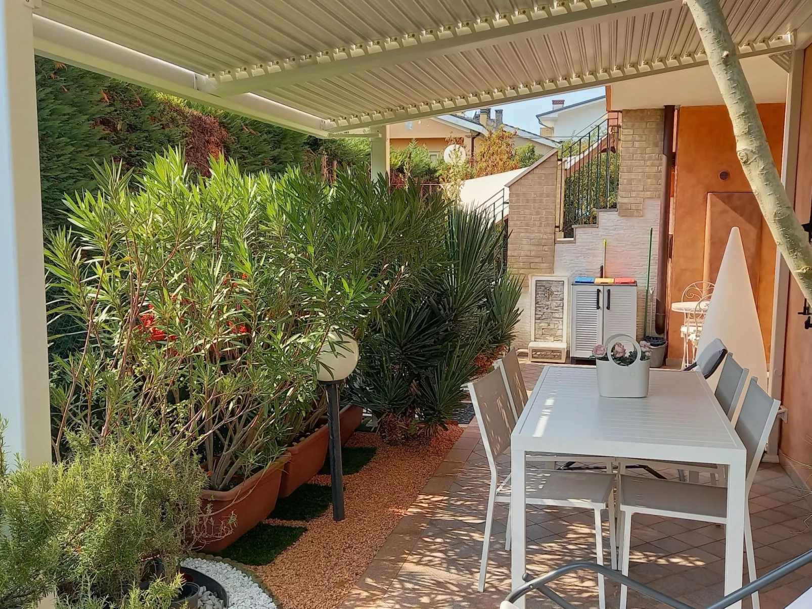 Stilvoller und gemütlicher Mini mit Garage-Buiten