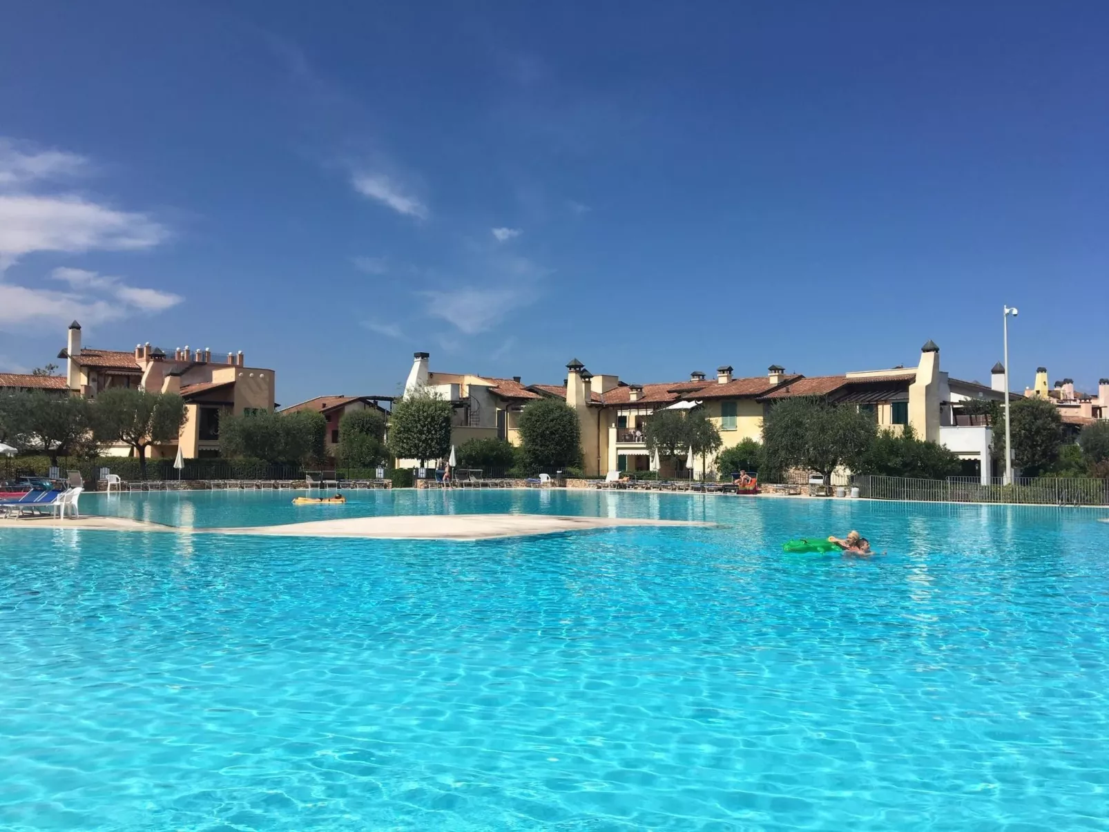 Wohnung im Resort mit großes Schwimmbad und Sportbereich-Buiten