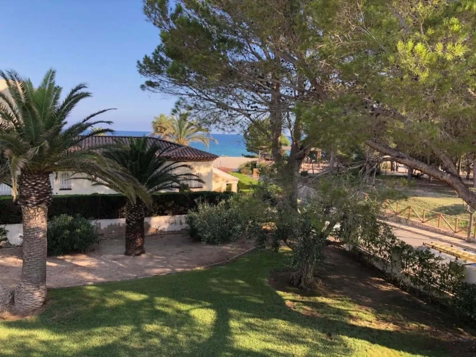 Villa mit einem Nebengebäude auf weitläufigem Garten in Strandnähe-Image-tags.info