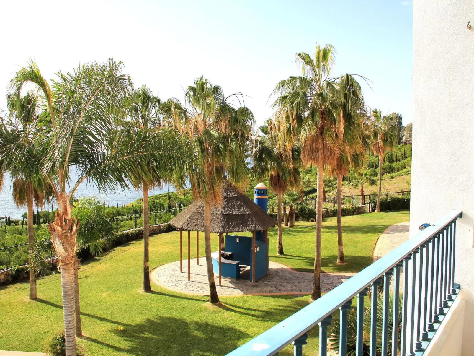 Mit Terrasse, Pool und Garten-Buiten