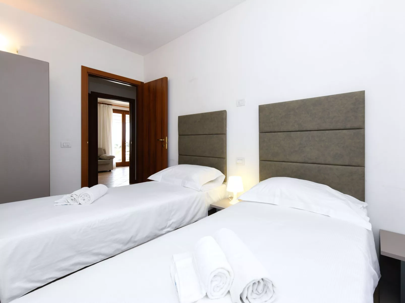 Wohnung mit Balkon, Schwimmbad und Seeblick-Image-tags.info