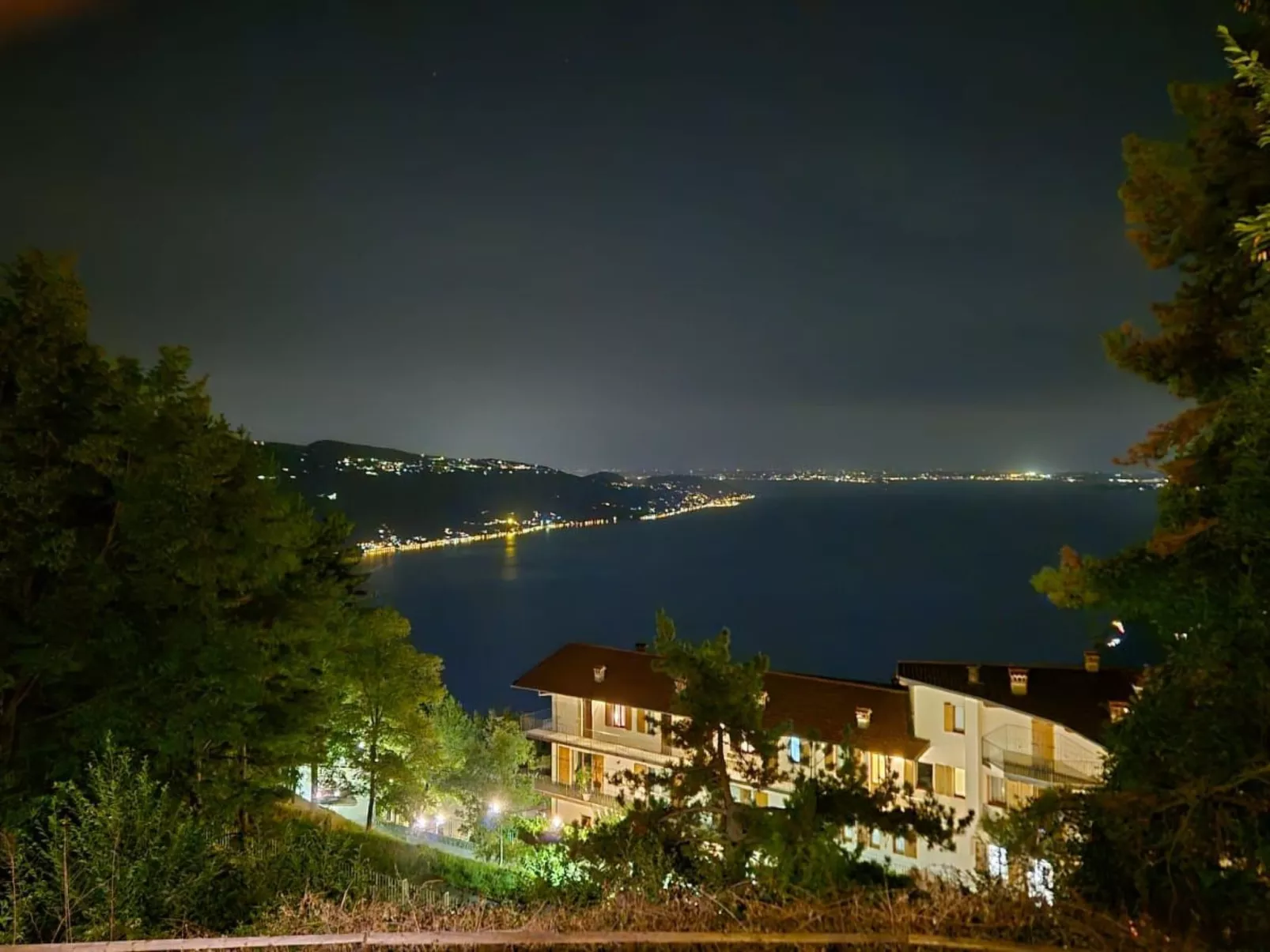 Wohnung mit Terrasse mit Blick auf den Gardasee-Buiten