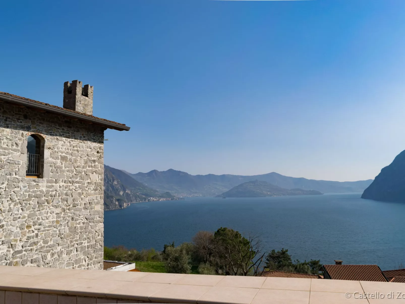 Historisches Haus mit Seeblick-Buiten